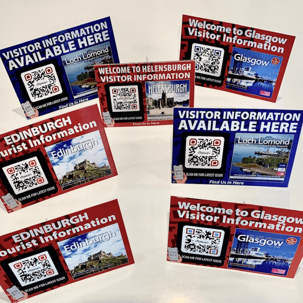 QR Code sugli espositori da tavolo che invitano le persone a scansionare il codice per leggere le ultime informazioni.