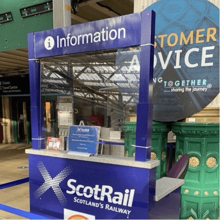 Centro informazioni di ScotRail in una stazione ferroviaria.