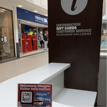 QR Code stampato su un display da tavolo di Downtown City Maps in un punto informazioni che offre alle persone maggiori informazioni su Glasgow.