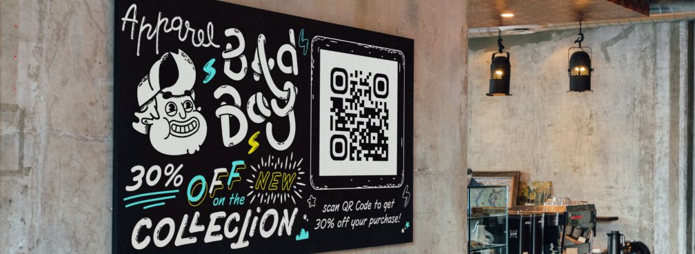 Esempio di un QR Code su un poster all'interno di un negozio