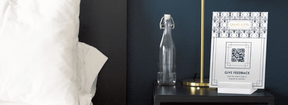 Esempio di QR Code su un espositore da tavolo in una camera di hotel