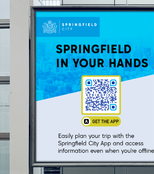 Un pannello pubblicitario che divulga l'app della città con un QR Code.