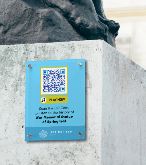 Una targa su un monumento cittadino con un QR Code che contiene un'audioguida sulla storia della città.