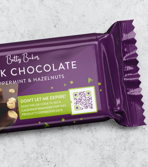 Una confezione viola di una barretta di cioccolato fondente alle nocciole con un QR Code stampato sopra per ottenere un promemoria in vista della data di scadenza.