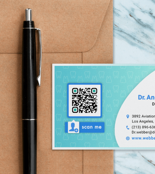 Il biglietto da visita del Dr. Andrew Webber che mostra le informazioni di contatto e un QR Code con una cornice 