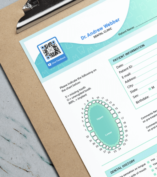 Clipboard con un modulo per la raccolta di informazioni sui pazienti, incluso un QR Code con cornice 