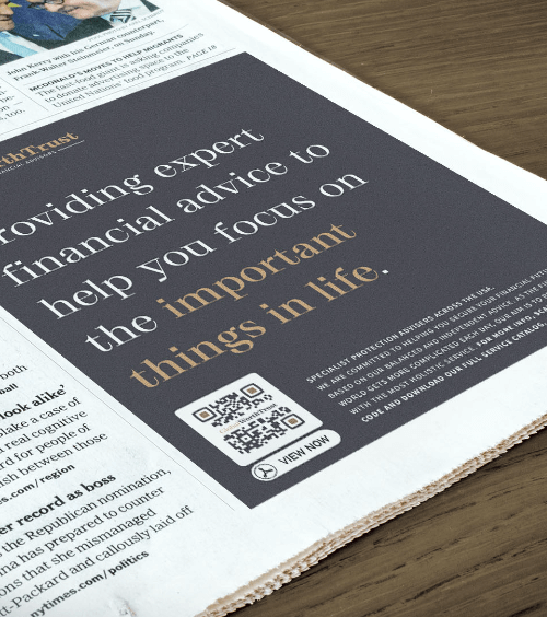 Pubblicità su un giornale con un QR Code che contiene un catalogo aziendale in formato PDF della società di consulenza finanziaria.