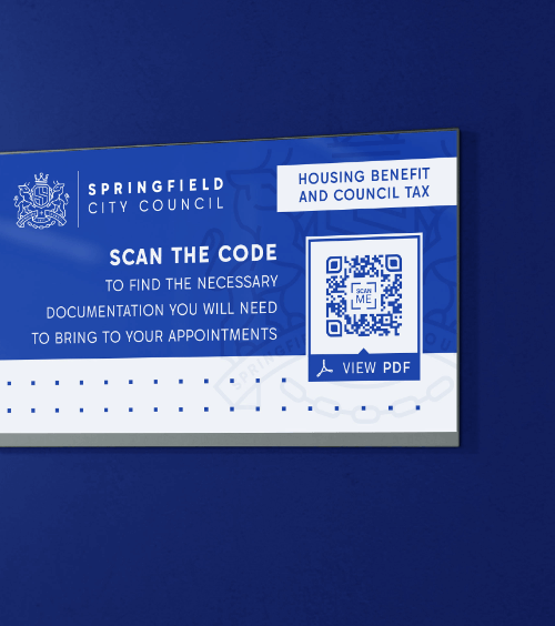 Una targa in un ufficio governativo con un QR Code che contiene un file PDF con un elenco di documenti importanti da consultare.