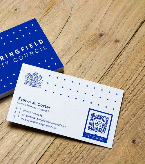 Un biglietto da visita di un membro del consiglio comunale con un QR Code che mostra le informazioni di contatto.