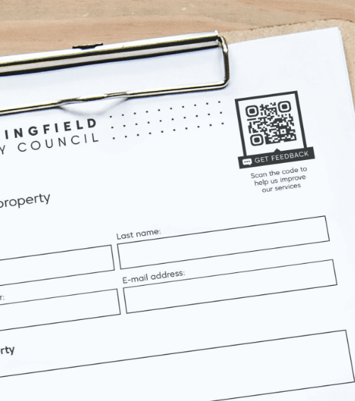 Un modulo con un QR Code che reindirizza gli utenti ad un modulo di feedback del governo.