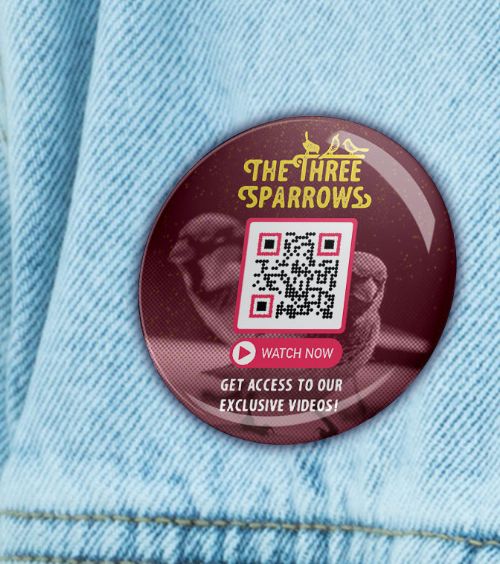 Una spilla di una band con un QR Code che mostra filmati esclusivi.