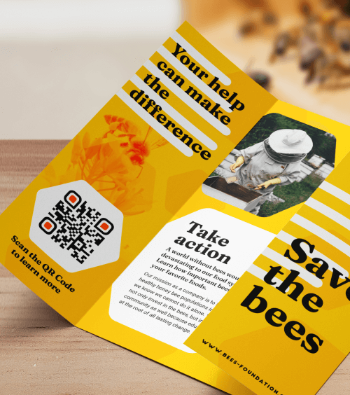 Una brochure di un'organizzazione no-profit con un QR Code che reindirizza gli utenti a un sito web per saperne di più.