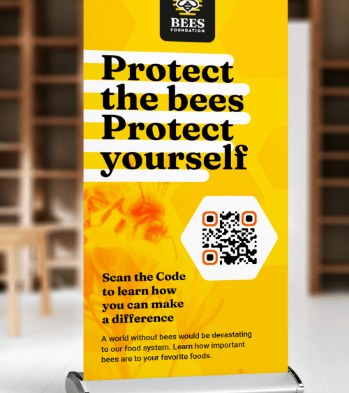 Un espositore da tavolo con un QR Code che mostra la versione PDF di un opuscolo informativo di una ONG.