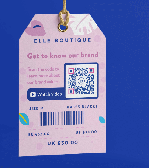 Un espositore da tavolo in un negozio con un QR Code che incoraggia l'utente a scansionare il codice e a valutare l'ultima collezione di moda.
