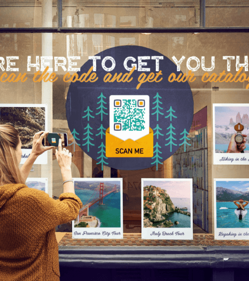 Una donna scansionando un QR Code dall'esterno di un ufficio di un'agenzia di viaggi per scaricare un catalogo in pdf