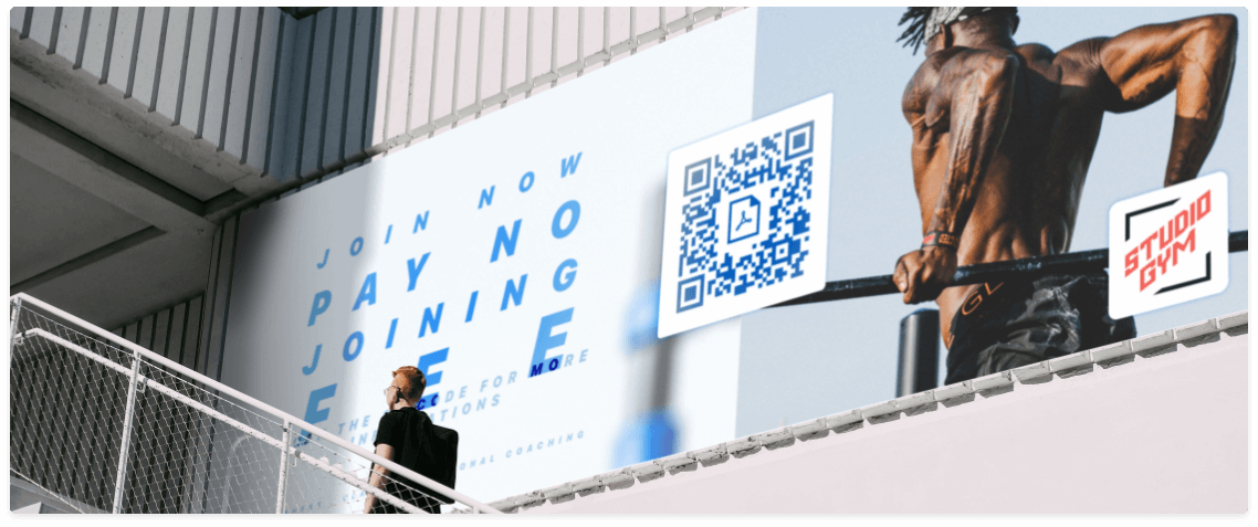 Un pannello pubblicitario di una palestra con un QR Code che mostra il catalogo completo dei servizi in PDF.