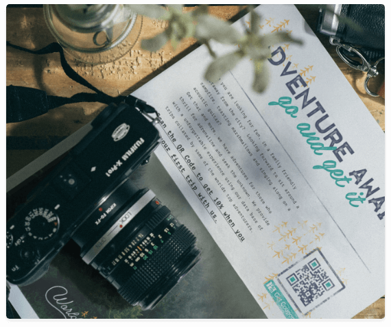 Un volantino promozionale di un'agenzia di viaggi con un QR Code che contiene un coupon di sconto.