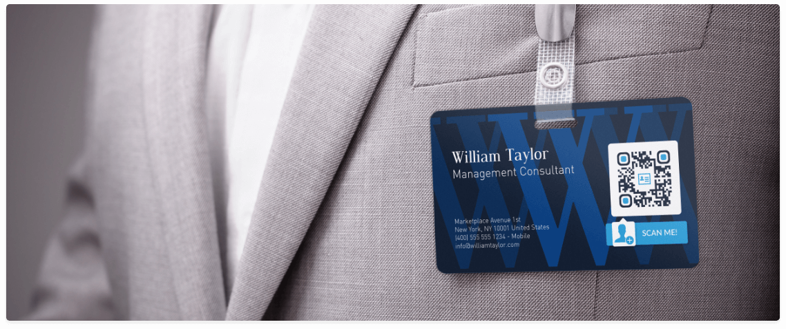 Un badge di identificazione del personale con un QR Code che mostra le informazioni di contatto in formato vCard.
