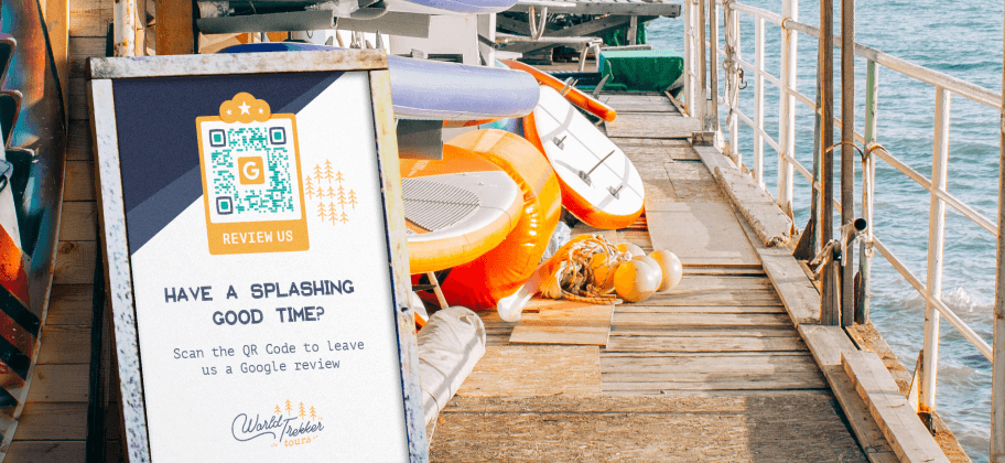 Un cartello di un'agenzia di kayak con un QR Code che chiede alle persone di lasciare una recensione su Google.