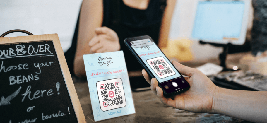 Una persona che scansiona un codice QR in un negozio