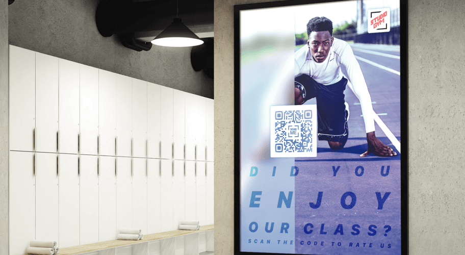 Un poster nello spogliatoio di una palestra che chiede alla clientela di valutare le lezioni tramite un codice QR.