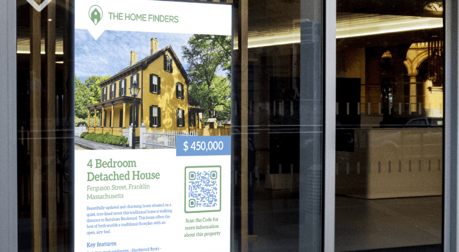 Un annuncio in una vetrina che pubblicizza una casa in vendita con un codice QR che fornisce informazioni dettagliate sull'immobile.
