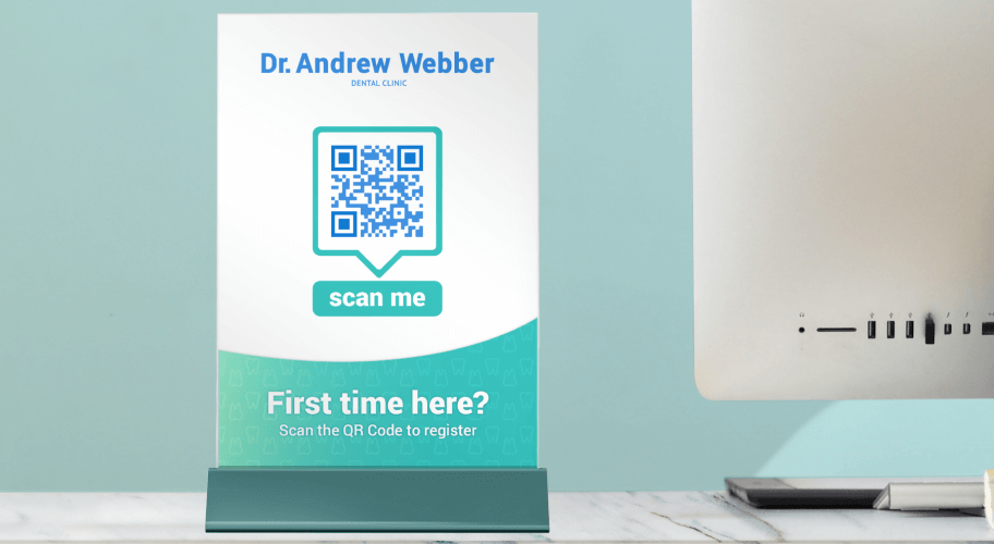 Un display da tavolo in uno studio dentistico con un codice QR che consente alle persone di registrarsi.