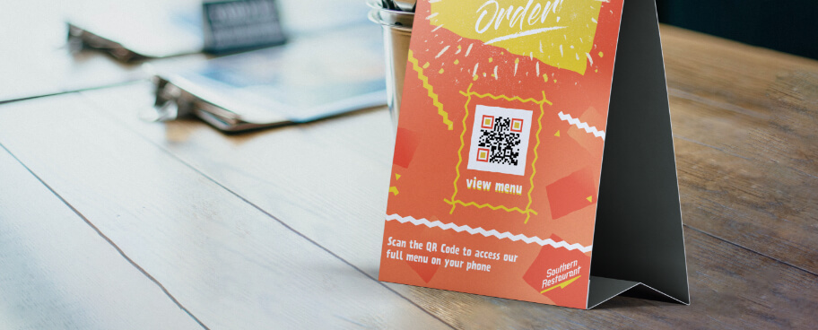 QR Code su un espositore da tavolo che mostra il menu di un ristorante